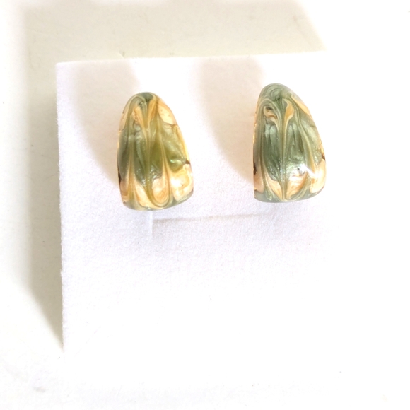 Vintage Estate Gold Tone Swirled Marbled Green Enamel Half Hoop Post Earrings - Picture 1 of 4